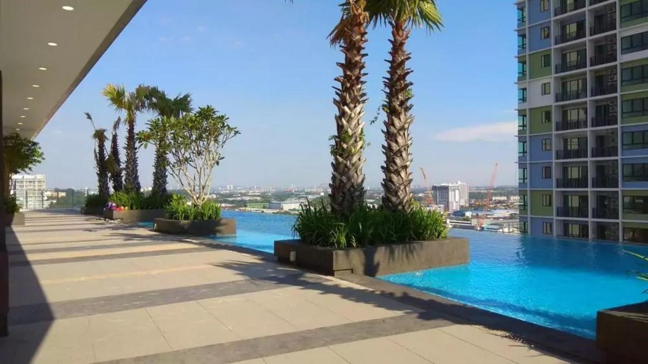 Sinar Rasa Homestay At I-Soho, I-City Shah Alam Ngoại thất bức ảnh Infinity pool at the 33rd floor of The Panorama