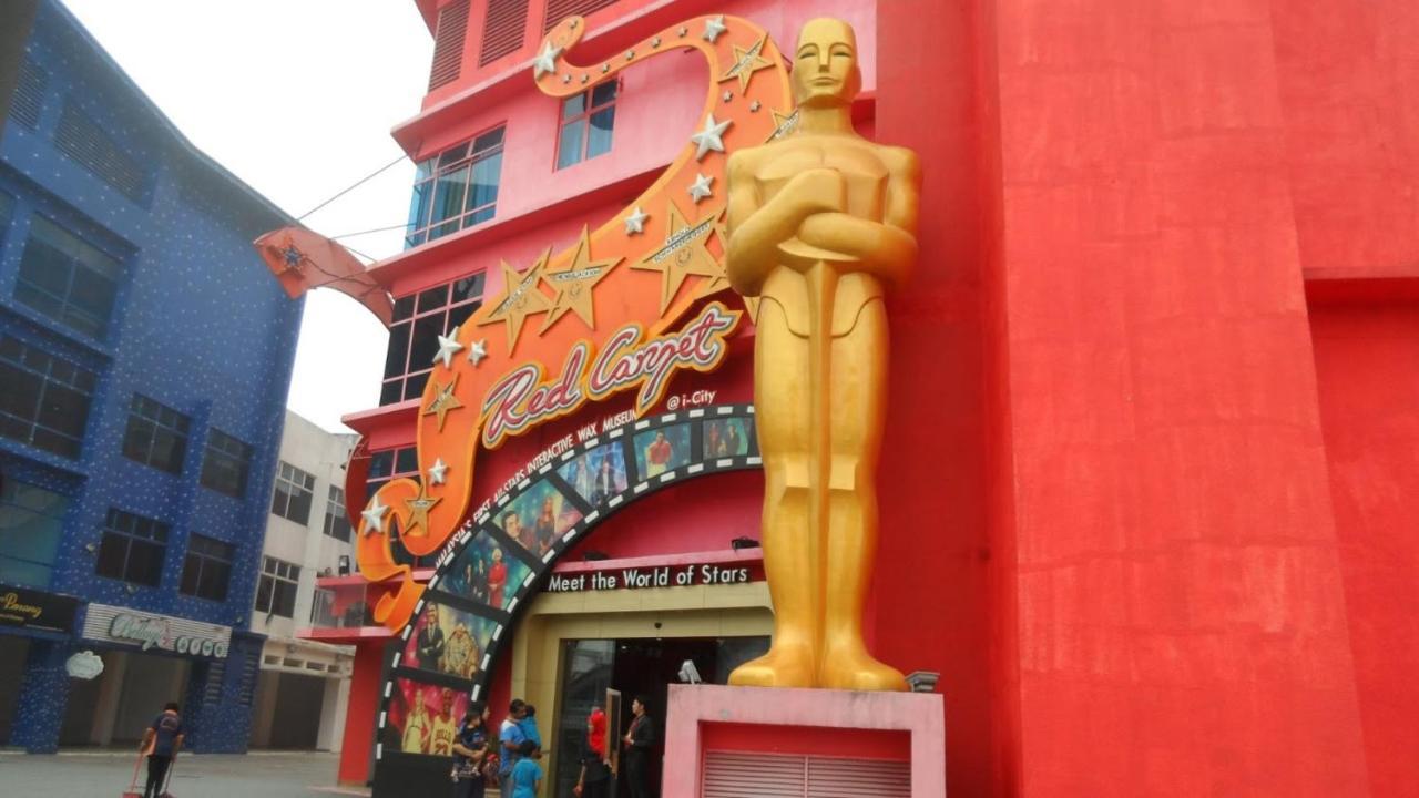 Sinar Rasa Homestay At I-Soho, I-City Shah Alam Ngoại thất bức ảnh The entrance of the wax museum